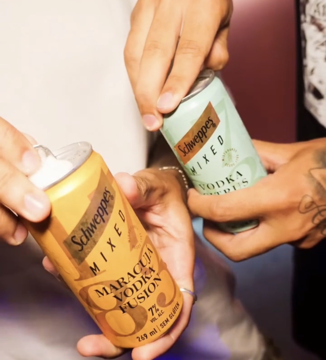 Referência de conteúdo 04 — Brinde com latinhas Schweppes Mixed Maracujá e Vodka Citrus