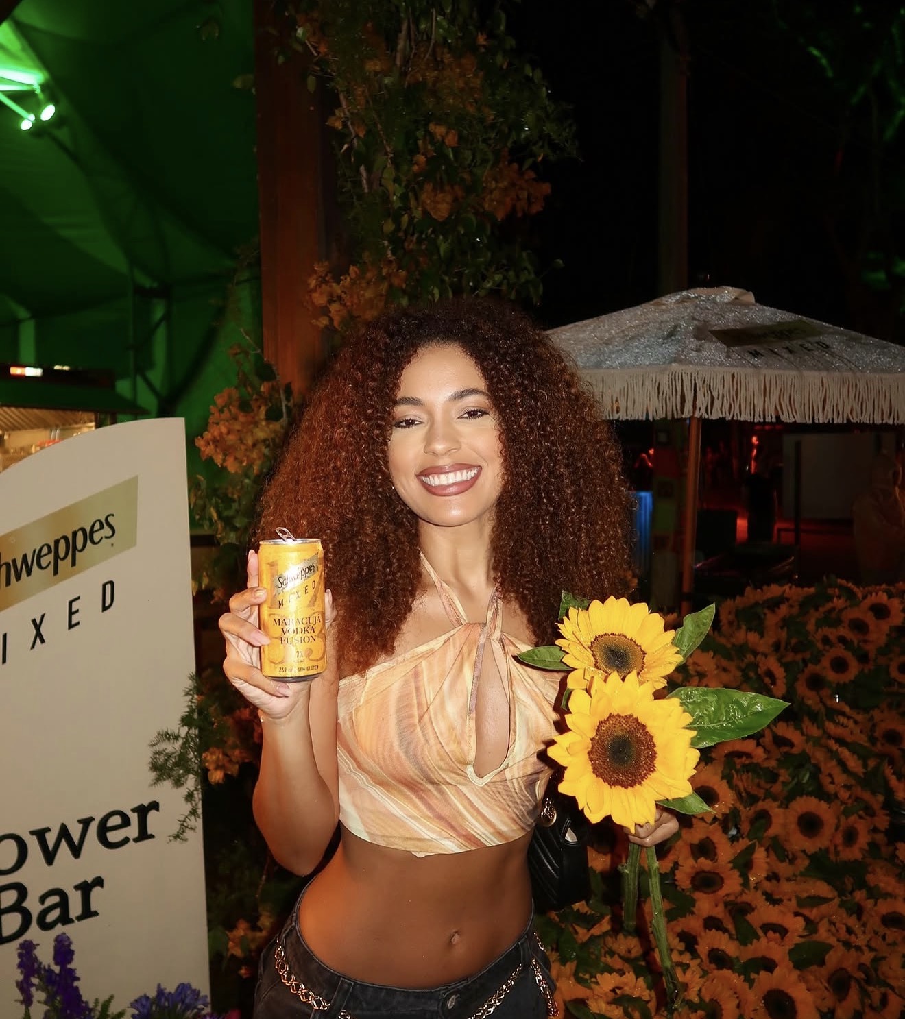 Referência de conteúdo 02 — Creator sorrindo com latinha Schweppes Mixed no Flower Bar
